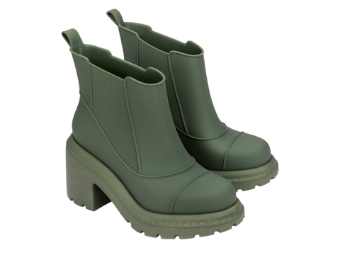 MELISSA COURTNEY BOOT AD