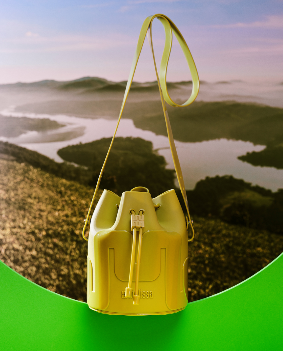 <p>MELISSA STATION BUCKET BAG - GREEN</p>