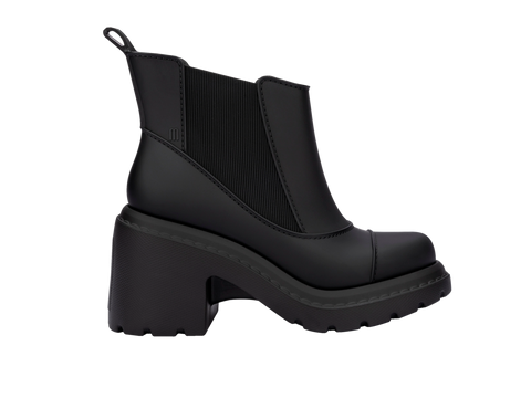 MELISSA COURTNEY BOOT AD