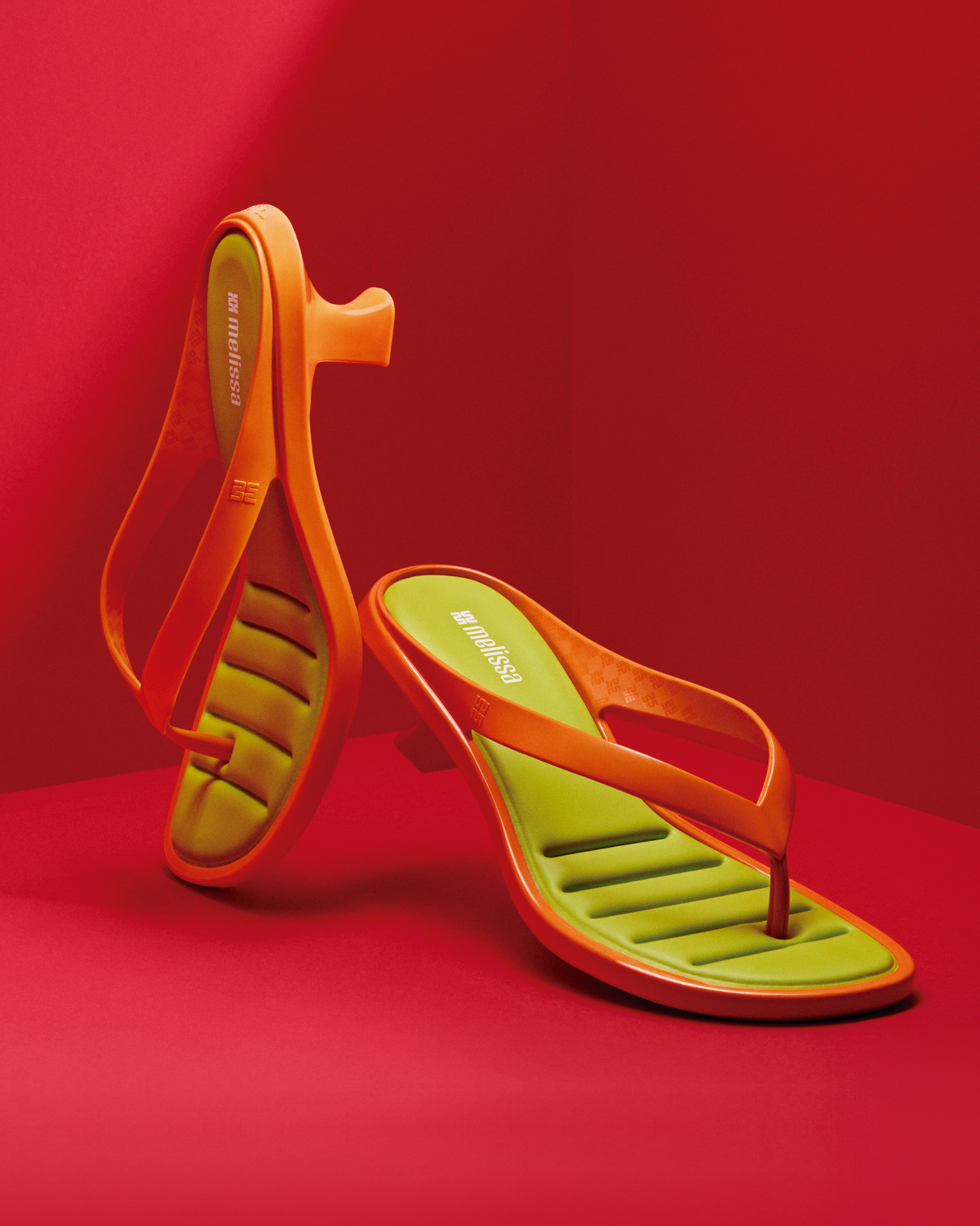 <p><strong>MELISSA THONG KITTEN HEEL AD - ORANGE/GREEN</strong></p>